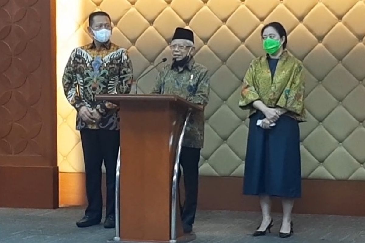 Wakil Presiden Ma'ruf Amin didampingi Ketua MPR Bambang Soesatyo dan Ketua DPR Puan Maharani memberikan keterangan persusai menghadiri Peringatan Hari Konstitusi di Kompleks Parlemen, Jakarta, Kamis (18/8/2022). 