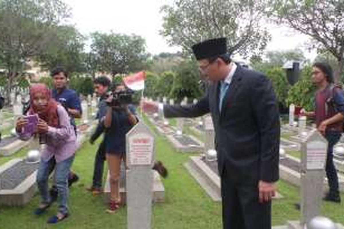 Gubernur DKI Jakarta Basuki Tjahaja Purnama saat berziarah ke makam pahlawan revolusi yang gugur saat tragedi Gerakan 30 September Partai Komunis Indonesia (G30S/PKI), di Taman Makam Pahlawan (TMP) Kalibata, Jakarta Selatan, Jumat (3/6/2016). 