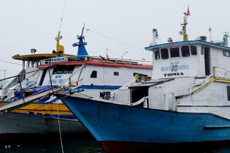 Akibat cuaca buruk, Kantor Unit Penyelanggara Pelabuhan (KUPP) Murhum Kota Baubau, Sulawesi Tenggara, melarang   semua kapal kayu penumpang dan barang untuk berlayar.