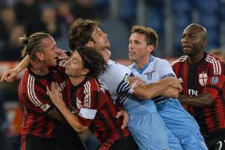 Bek AC Milan, Philippe Mexes (kiri) saat berusaha memiting leher pemain Lazio, Stefano Mauri, di sela-sela laga lanjutan Serie-A di Stadion Olimpico, Sabtu (24/1/2015). 