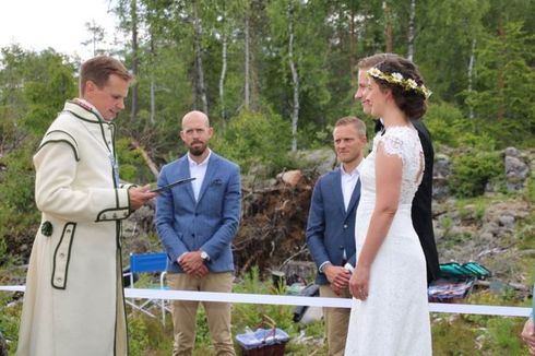 Dampak Pembatasan Covid-19, Pasangan Ini Menikah di Tengah Hutan Perbatasan Swedia-Norwegia