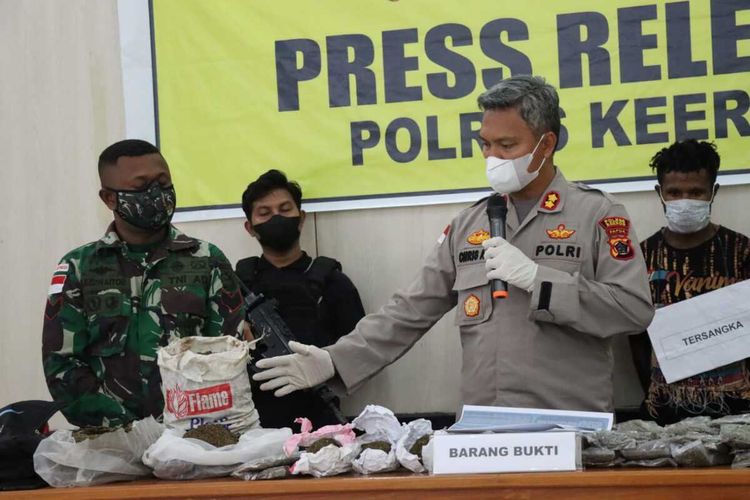 Kapolres Keerom, AKBP Christian Aer, saat menunjukkan barang bukti ganja seberat 7,2 kg yang diamankan di Mapolres Keerom. Ganja ini merupakan hasil tangkapan dari Satgas Kompi Pamtas Yonif 756/WMS dan diserahkan ke Mapolres Keerom, Papua, Selasa (31/05/2022).