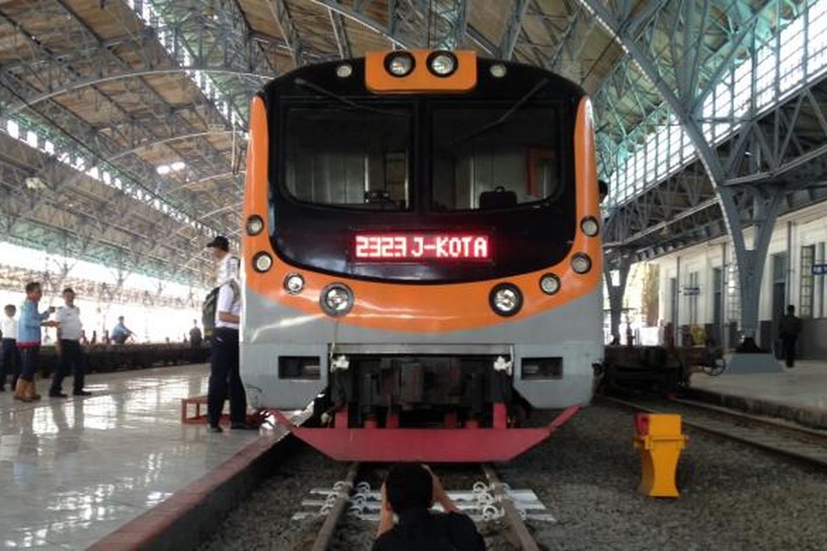 Seorang penumpang tampak jongkok di depan KRL commuter line di Stasiun Tanjung Priok, Jakarta Utara, Senin (21/12/2015). KRL lintas Jakarta Kota-Tanjung Priok resmi dioperasikan hari ini dengan enam perjalanan per harinya. 


