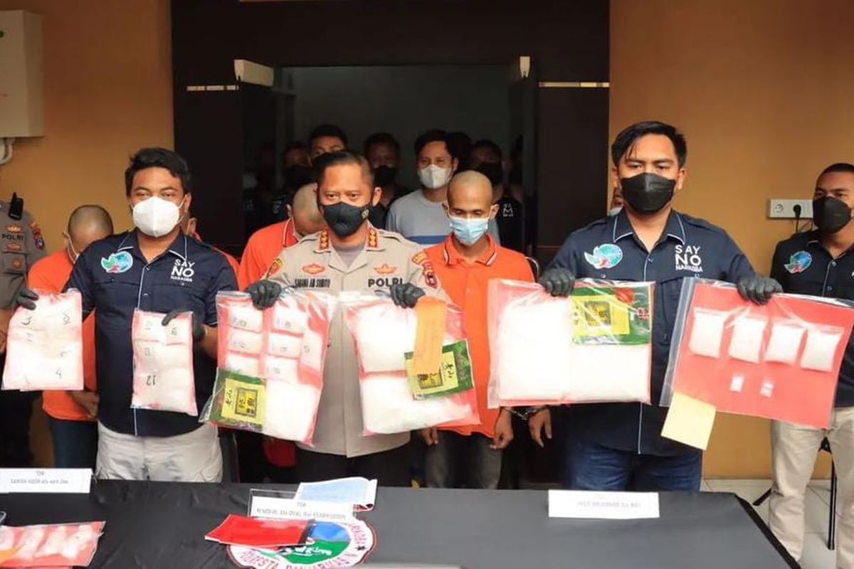 Kapolresta Banjarmasin, Kombes Sabana Atmojo memperlihatkan barang bukti sabu yang berhasil disita dari 5 pelaku jaringan Internasional, Rabu (27/4/2022). 