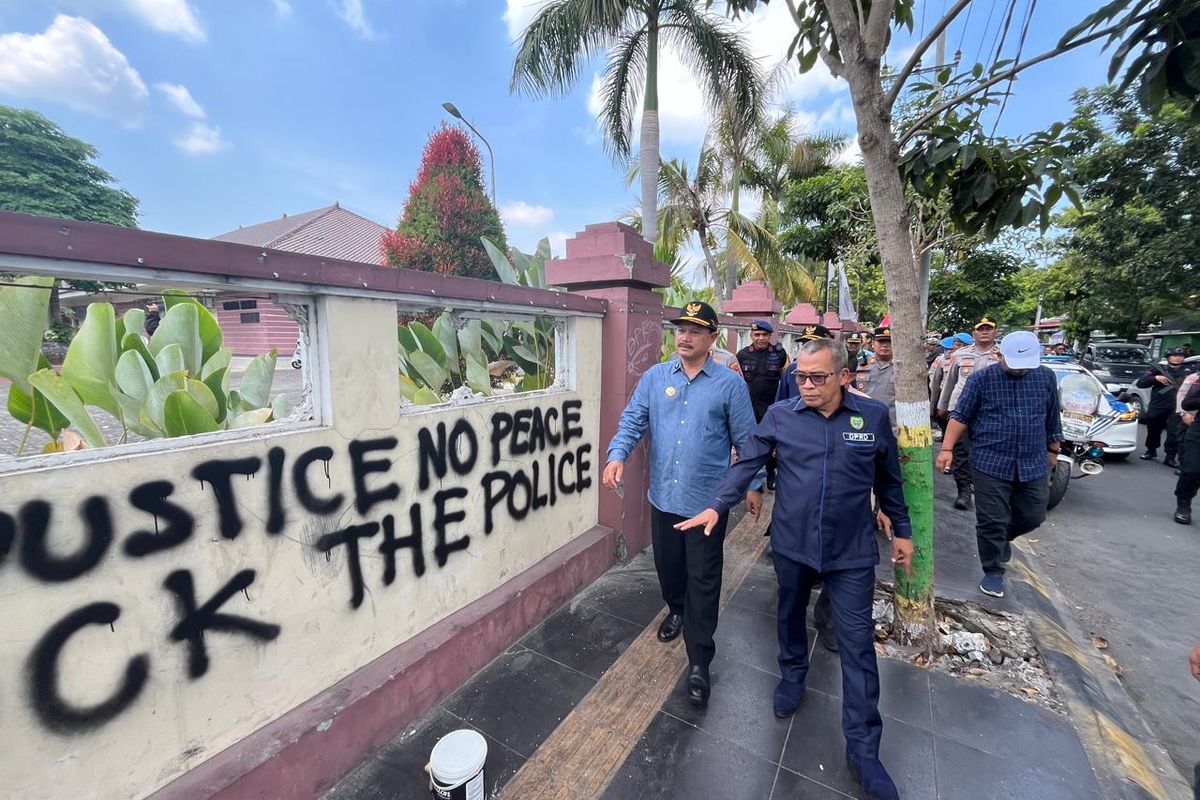 RUSAK—Wali Kota Madiun, Maidi bersama Ketua DPRD Kota Madiun, Armaya dan Kapolres Madiun Kota, AKBP Wiwin Juniarto Supriyadi merusak kondisi pagar DPRD Kota Madiun yang rusak diamuk massa, Senin (1/9/2025). 