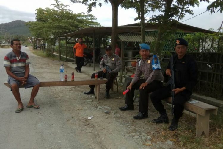 Jalan di depan PT BSI ditutup karena ditemukan benda diduga bom rakitan Senin (4/9/2017). 