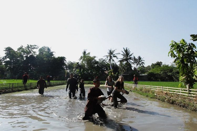 Lomba menangkap bebek di Desa Wisata Tembi