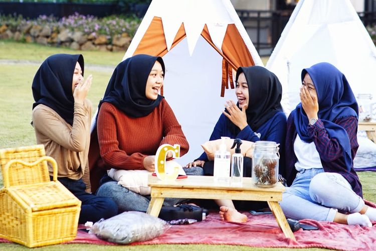 Pengunjung sedang asyik piknik di Tenda Dibawah Bintang, Bandung Barat.