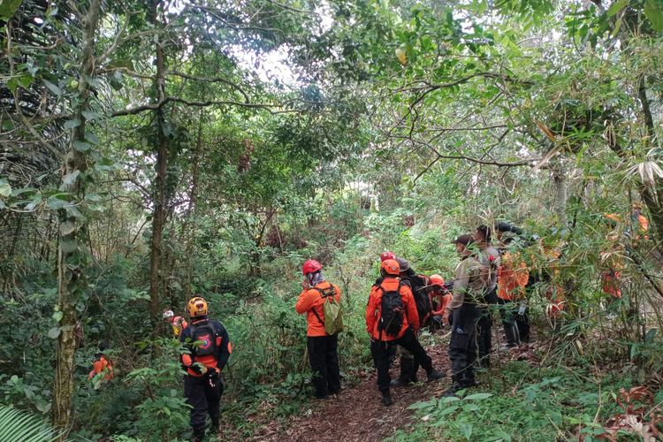 Petugas SAR mencari keberadaan Ryan Tri Widodo (33), pemburu hewan yang dilaporkan hilang di kawasan hutan Gunung Kelud, Kabupaten Kediri, Jawa Timur, Rabu (28/11/2023).