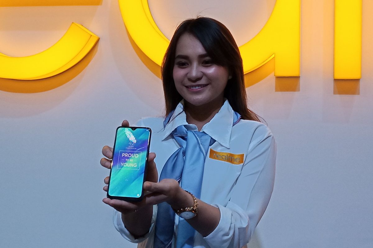 Ilustrasi Realme 3 dalam genggaman