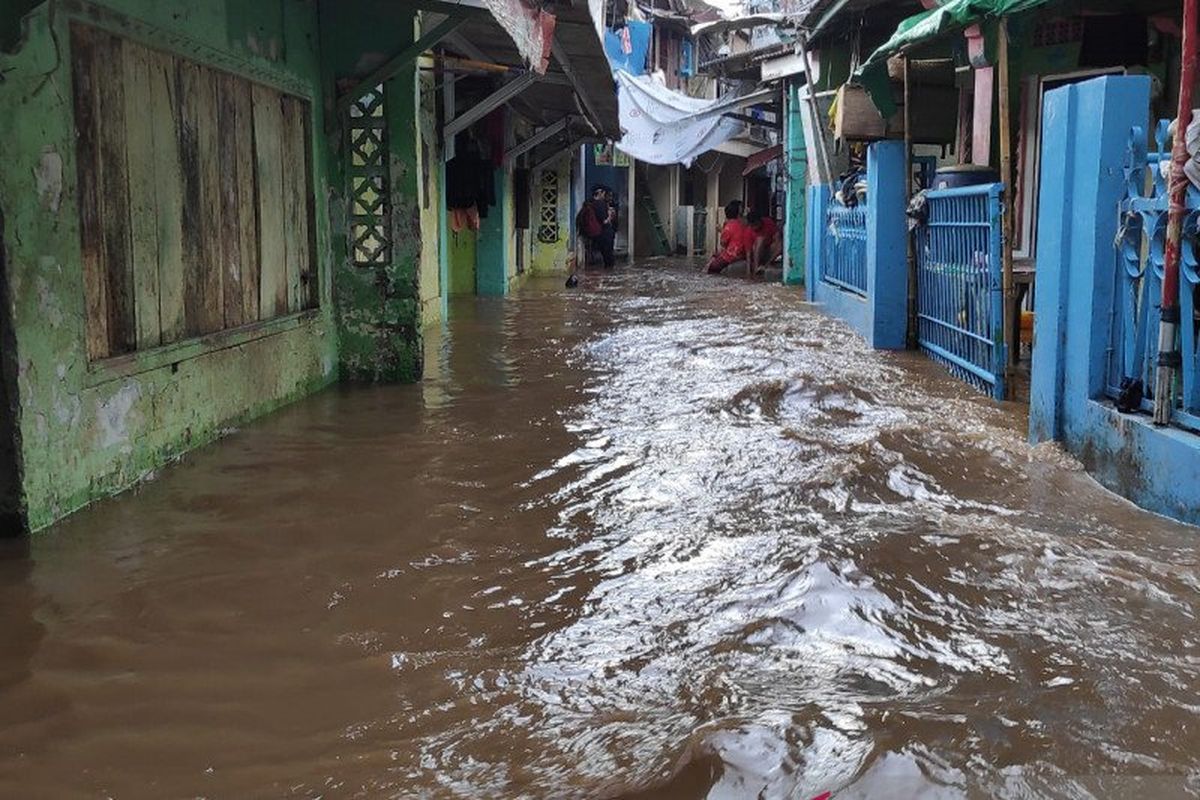 Banjir merendam rumah penduduk di RW08 Kebon Pala Rendah, Kampung Melayu, Jakarta Timur, Kamis (20/2/2020) dengan kedalaman air berkisar 30-150 sentimeter akibat luapan Sungai Ciliwung. 
