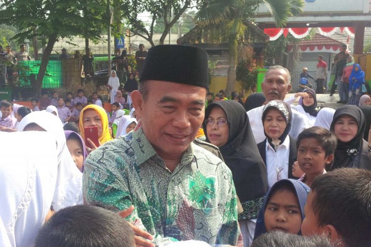 Mendikbud Muhadjir Effendi foto bersama pelajar di SDN Cisaat, Sukabumi, Jawa Barat, Kamis (31/8/2017).