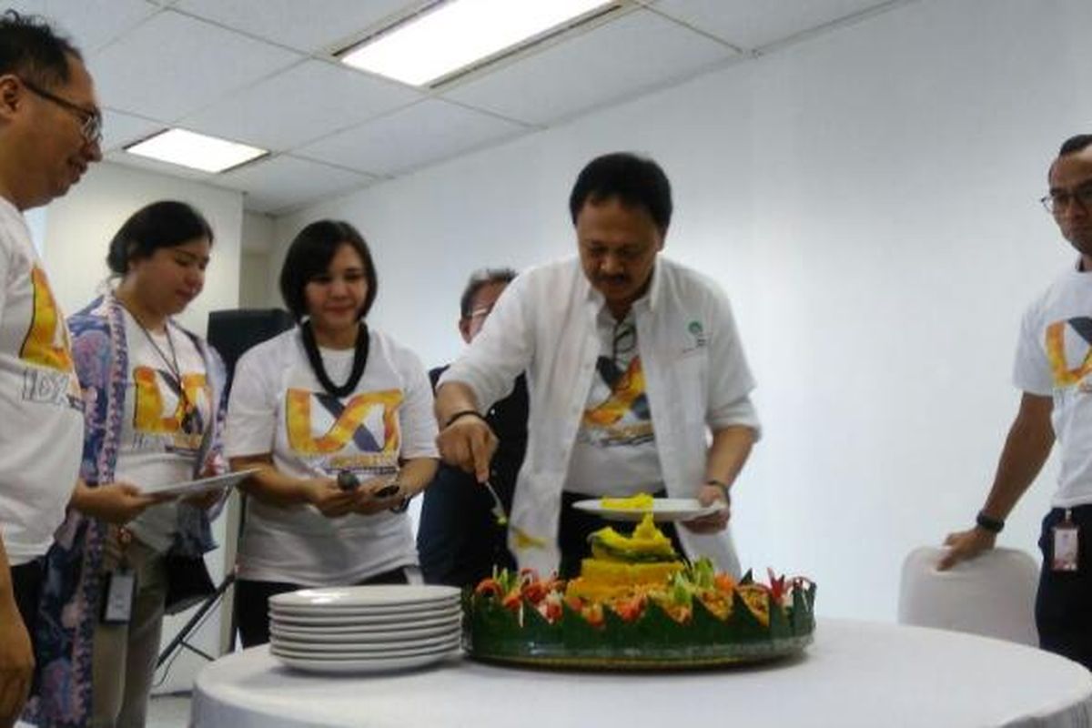 Direktur Utama PT Bursa Efek Indonesia Tito Sulistio (tengah) memotong tumpeng peluncuran IDX Incubator, Jakarta, Kamis (26/1/2017).