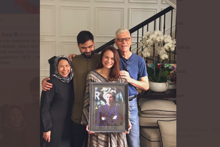 Tangkapan layar Twitter Yuna yang menunjukan foto keluarga Ashraf Sinclair yang tampak tegar setelah ditinggal oleh suami BCL tersebut