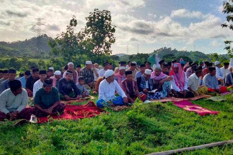 Puluhan warga di Desa Kombo, Kecamatan Wawo, Kabupaten Bima, saat Solat Istisqa untuk minta hujan, Rabu (11/1/2023).