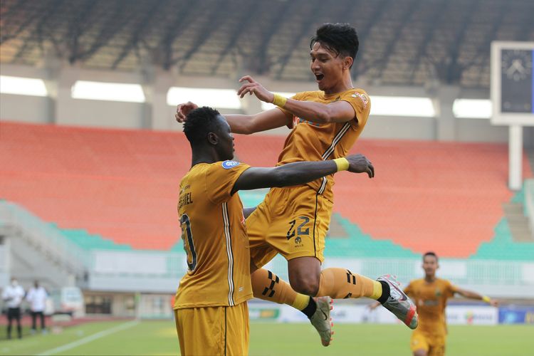Pemain Bhayangkara FC Dendy Sulistiawan dan Ezechiel N'Douasel melakukan selebrasi seusai menjebol gawang Arema FC pada pekan 2 Liga 1 2021-2022 yang berakhir dengan skor 1-1 di Stadion Pakansari Bogor, Minggu (12/9/2021) sore. 