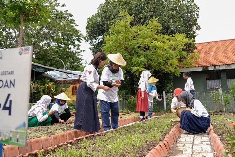 Kelompok Usaha Kosagrha Lestari di Kelurahan Medokan Ayu, Kota Surabaya, Jawa Timur, menjadi salah satu kelompok usaha yang merasakan manfaat dari program BRInita. 