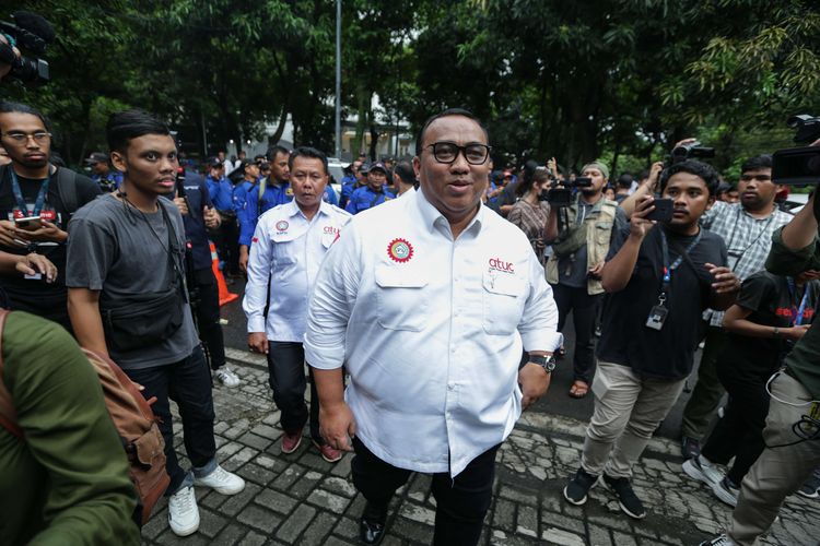 Presiden Konfederasi Serikat Pekerja Seluruh Indonesia (KSPSI) Andi Gani Nena Wea tiba di Kantor Perwakilan Pemerintah Provinsi Jawa Tengah di kawasan Kebayoran, Jakarta untuk bertemu Ganjar Pranowo, Senin (1/5/2023). Organisasi buruh di bawah KSPSI yang mendukung Gubernur Jawa Tengah Ganjar Pranowo sebagai calon presiden.