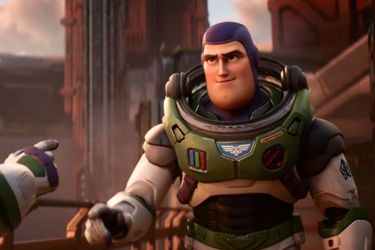 Karakter Buzz Lightyear dalam film animasi Lightyear dengan aktor Chris Evans sebagai pengisi suara.