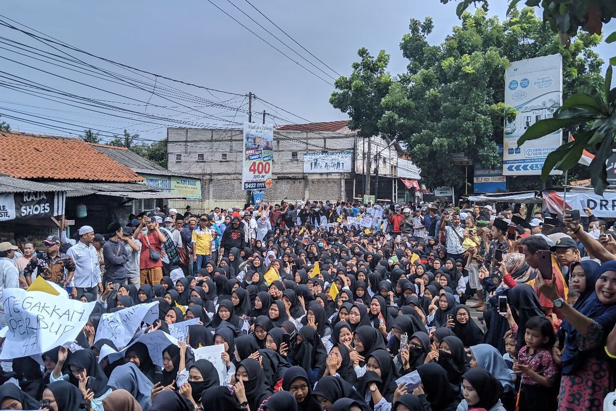 Ratusan santri Al Hasaniyah Teluk Naga Kabupaten Tangerang menutup Jalan Bojong Rengas imbas santri tertabrak truk, Rabu (15/1/2020).