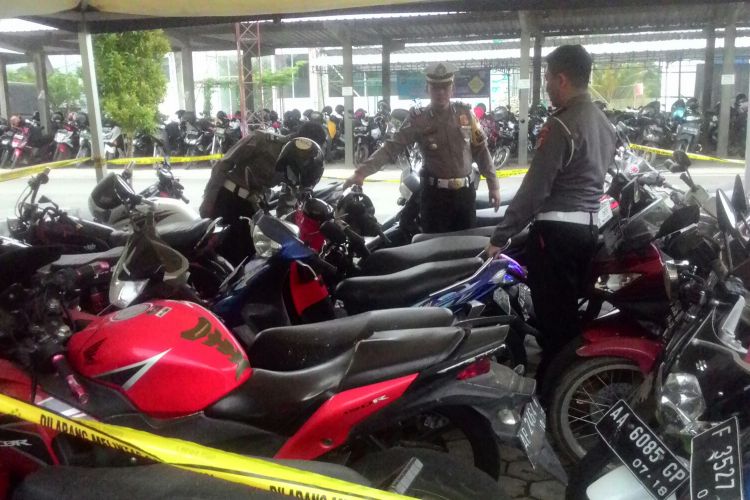 Puluhan kendaraan roda 2 masih teronggok di Polres Kulon Progo. Motor itu merupakan hasil penilangan sepanjang 2 pekan berlangsungnya Operasi Zebra Progo 2018. Mayoritas pelanggar berusia pelajar.