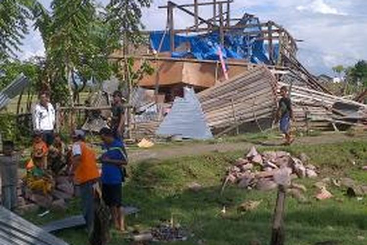 Sejumlah warga di Kabupaten Bone, Sulawesi Selatan tengah bergotong royong memperbaiki belasan rumah warga yang rusak tertimpa angin kencang. Sabtu, (10/05/2014).