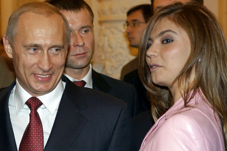 Dalam file foto Kamis, 4 November 2004 ini Presiden Vladimir Putin, kiri, berbicara dengan pesenam Alina Kabaeva di jamuan makan Kremlin di Moskwa, Rusia. 