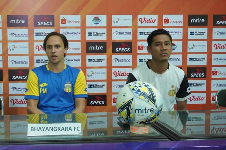 Pelatih Bhayangkara FC Paul Munster (tengah) dan Indra Kahfi saat konferensi pers sehari sebelum melawan tuan rumah Persipura Jayapura pada lanjutan Liga 1 2019 Pekan 27 di Stadion Gelora Delta Sidoarjo, Jawa Timur, Rabu (06/11/2019) sore.