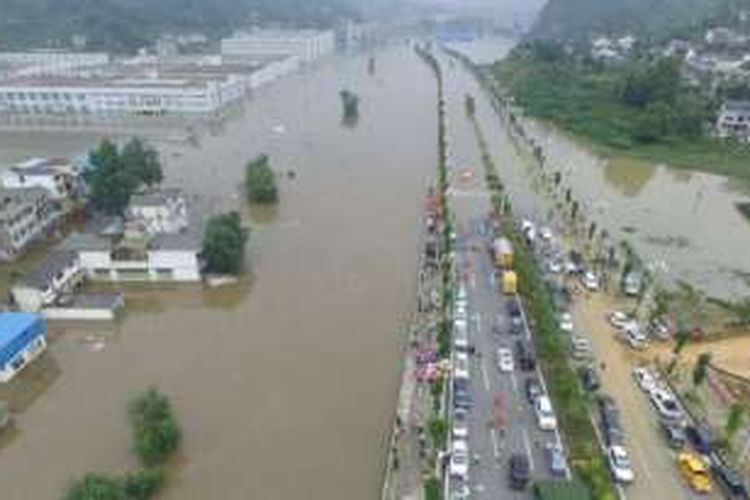 Banjir bandang merendamkota Bijie, Provinsi Guizhou, China, Senin (4/7/2016).