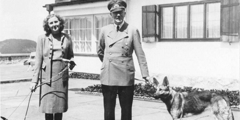 Salah satu foto Eva Braun dan Adolf Hitler saat berada di kediaman resmi sang diktator di Berghof, pegunungan Alpen.