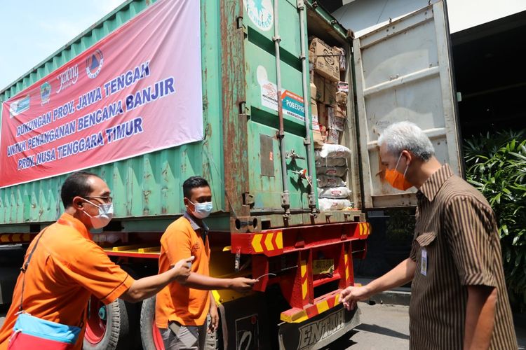 Gubernur Jawa Tengah (Jateng) Ganjar Pranowo saat mengirim bantuan untuk penanganan korban bencana banjir bandang di NTT, Selasa (13/4/2021).
