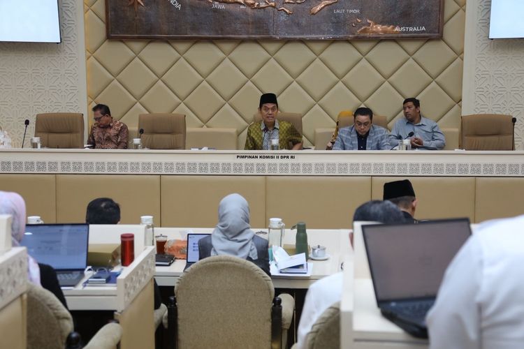 Menteri PANRB Rini Widyantini menghadiri Rapat Dengar Pendapat (RDP) bersama Komisi II DPR RI, di Jakarta, Rabu (9/7/2025).