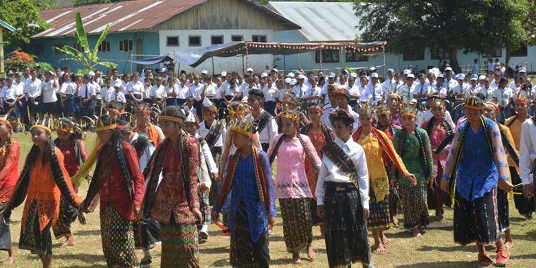 Pelajar Sekolah Menengah Pertama Katolik Waemokel, Kelurahan Watunggene, Kecamatan Kota Komba, Kabupaten Manggarai Timur, Flores, Nusa Tenggara Timur, Kamis (17/8/2017) membawakan tarian Congka Sae pada perayaan Hari Kemerdekaan  ke-72 RI di Waelengga. Tarian Congka Sae merupakan tarian khas orang-orang Manggarai Timur.