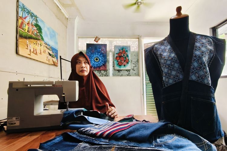 Untari Dewi, pemilik RuZe Upcycling asal Surabaya saat akan menjahit bahan yang berasal dari tumpukan jeans bekas menjadi karya fesyen eksklusif yang kini digemari hingga luar negeri.