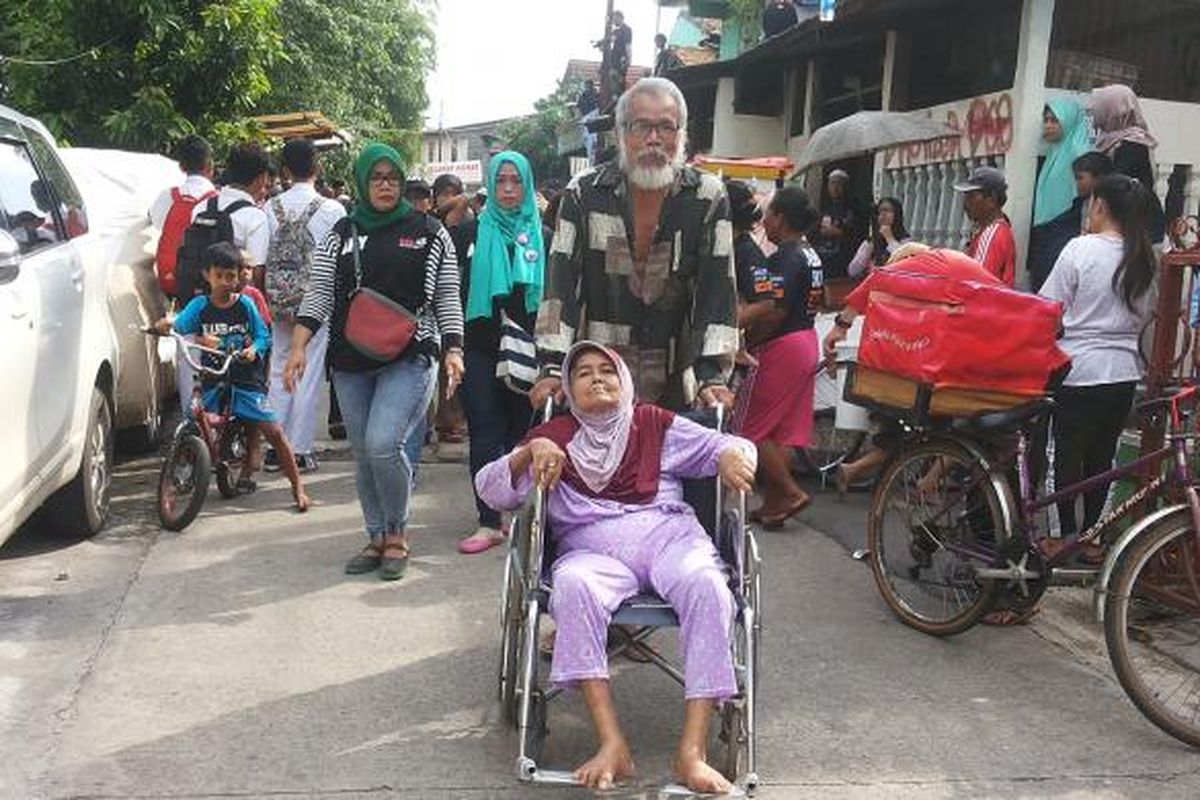 Zuhri (75) beserta istrinya, Supartiyem (75) saat ditemui di sela-sela kedatangan calon gubernur DKI Jakarta nomor pemilihan satu Agus Harimurti Yudhoyono di permukiman tempat tinggal mereka di RW 04, Kelurahan Cipinang, Pulogadung, Jakarta Timur, Senin (30/1/2017). 