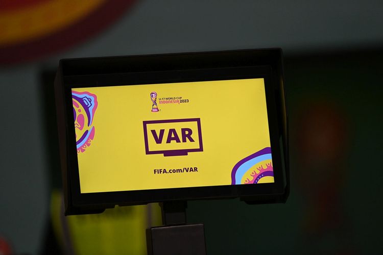 Detail layar Video Assistant Referee (VAR) yang digunakan pada laga Grup A Piala Dunia U-17 2023 antara timnas Indonesia melawan timnas Ekuador di Stadion Gelora Bung Tomo, Surabaya, Jawa Timur, Jumat (10/11/2023).