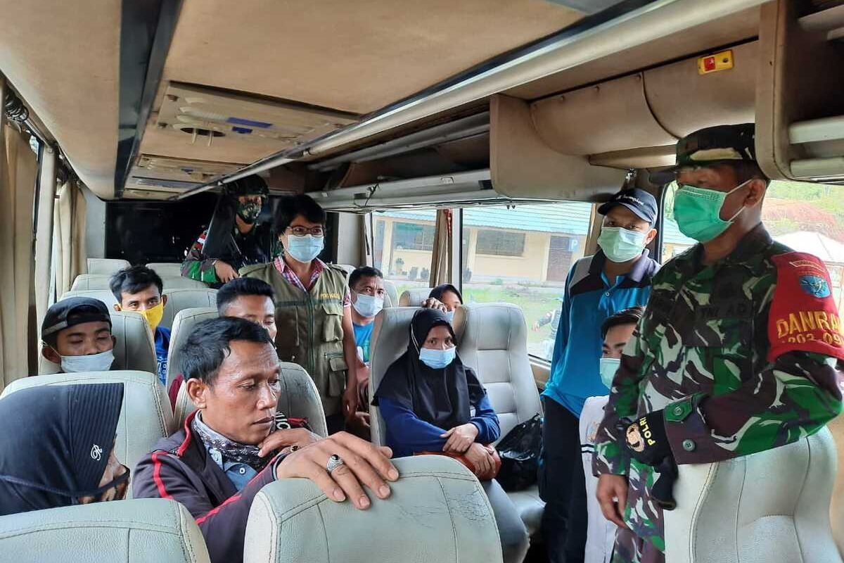 The Indonesian military has thwarted an attempt by eight Indonesian citizens, including three women, to illegally enter Malaysia through a cross-border post in Jagoi Babang, West Kalimantan.