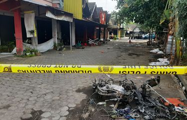 Garis Polisi terpasang di lokasi ruko dan motor yang rusak di daerah Babarsari, Kecamatan Depok, Kabupaten Sleman.