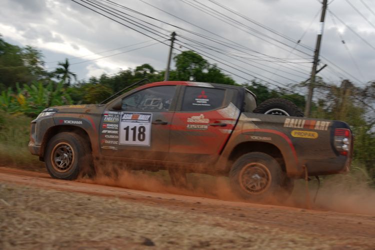 Mitsubishi Triton yang digunakan Rifat Sungkar dan Chupong Chaiwan pada Asia Cross Country Rally (AXCR) 2022 di Thailand