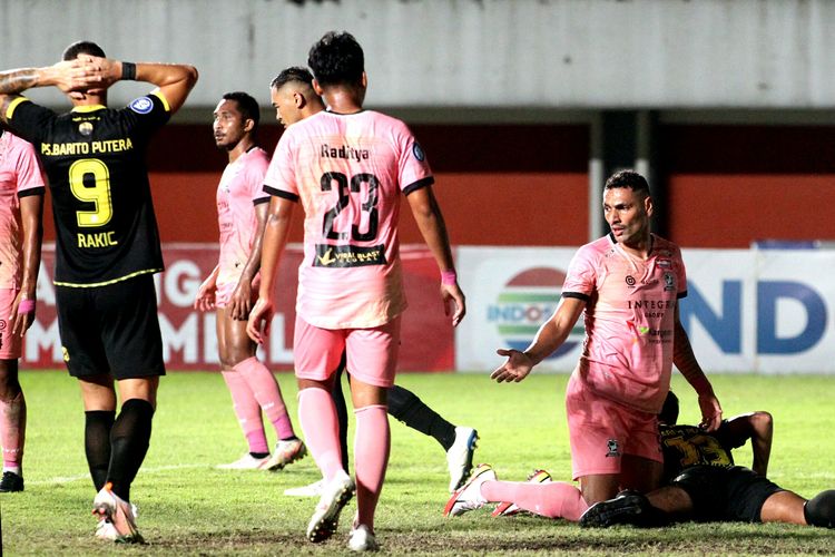 Pertandingan Barito Putera vs Madura United pada pekan ke-14 Liga 1 2021 yang digelar di Stadion Maguwoharjo, Sleman, 28 November 2021.