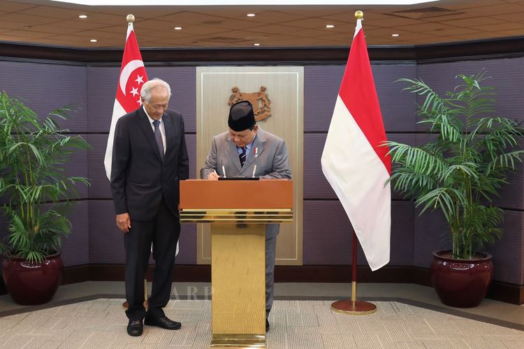 Menteri Pertahanan (Menhan) Prabowo Subianto bertemu Menhan Singapura Ng Eng Hen di Kementerian Pertahanan (Kemenhan) Singapura, Jumat (10/6/2022).