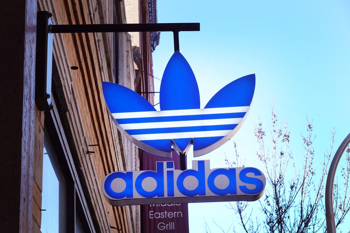 Tanda Adidas yang tergantung di sebuah Adidas Store di Chicago, Illinois, Amerika Serikat.  