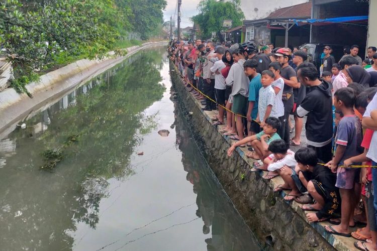 Warga Kampung Petir, Cikalang, Kota Tasikmalaya, Jawa Barat, berkerumun saat melihat sosok mayat pria ditemukan di Sungai Cimulu samping kampus UPI Tasikmalaya, Minggu (12/2/2023).