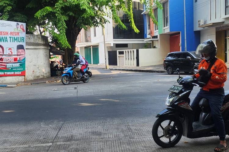 Baleho ukuran milik paslon Gubernur - Wakil Gubernur nomor 3 Risma-Hans rusak di jalan Hasanuddin Kota Pasuruan, Senin (14/10/2024) 