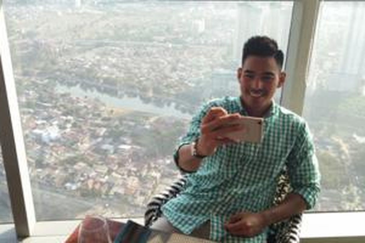 Robby Purba sering berfoto selfie dengan ponsel R7-nya.