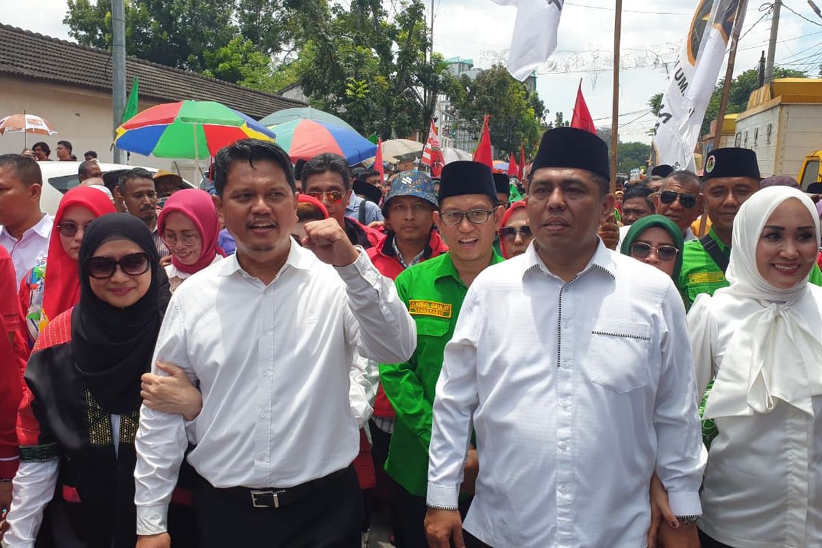 Bakal calon wali kota dan wakil wali kota Medan, Prof Ridha Dharmajaya-Abdul Rani, secara resmi mendaftar ke KPU Medan, Jalan Kejaksaan, Kota Medan pada Kamis (29/8/2024).  