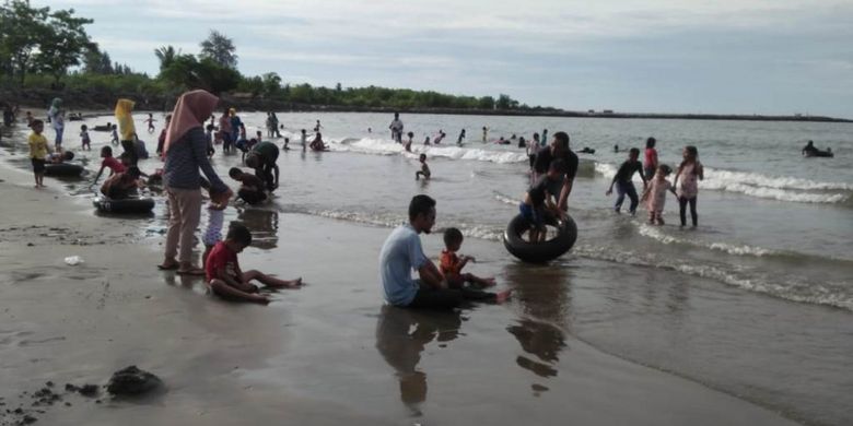 Wisatawan memadati obyek wisata Pantai Ujong Blang, Kecamatan Banda Sakti, Kota Lhokseumawe, Senin (25/6/2018)