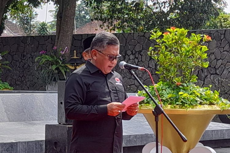 Sekretaris Jenderal DPP PDI-P Hasto Kristiyanto saat memimpin upacara Hari Pahlawan di Makam Bung Karno, Blitar, Jawa Timur, Kamis (10/11/2022).