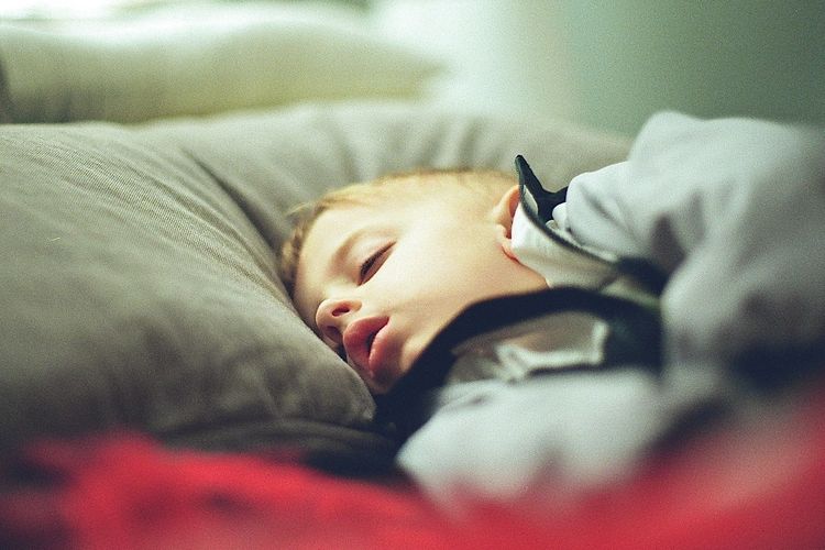 Salah satu manfaat tidur siang untuk anak-anak adalah meningkatkan suasana hati.
