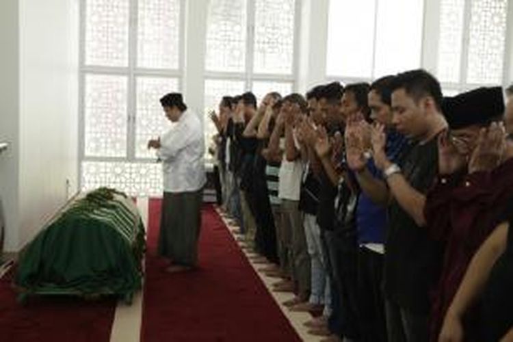 Jenazah almarhum Taufik Hidayat Mihardja, Pemimpin Redaksi Kompas.com, tengah dishalatkan di masjid, di kompleks Perumahan Permata Mediterania, Jakarta Barat, Rabu (27/8/2014).